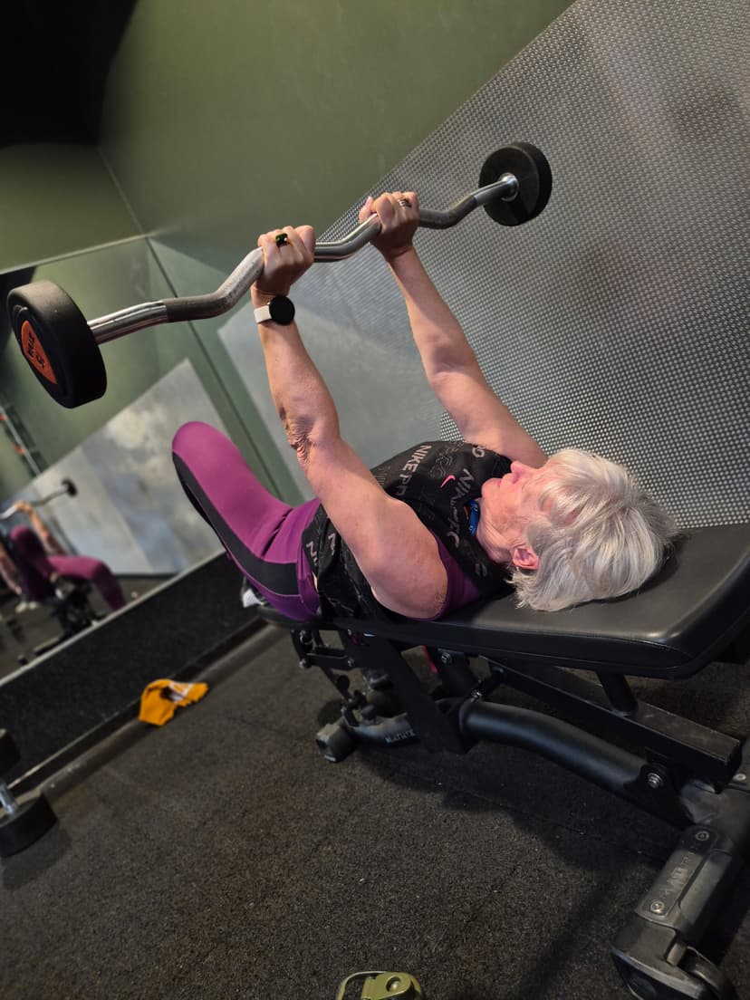 Coach et client dans la salle de sport